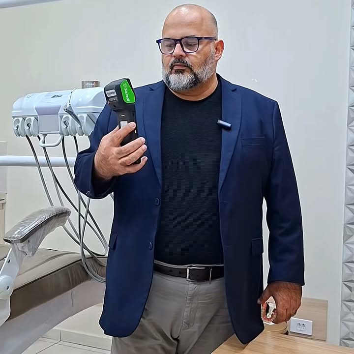 Arlindo no consultório segurando uma dentadura